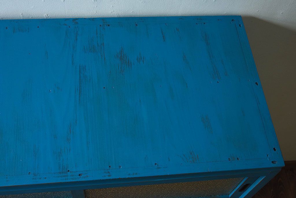 アンティーク家具　ダイヤガラス入り　マリンブルーが印象的な戸棚(キャビネット、食器棚)