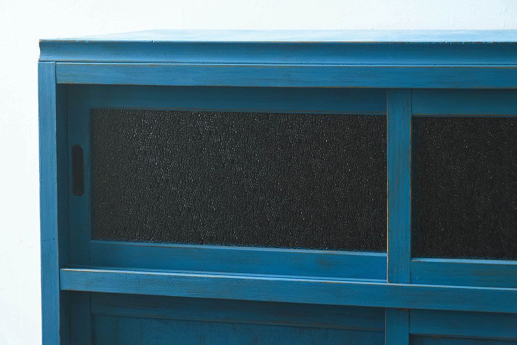 アンティーク家具　ダイヤガラス入り　マリンブルーが印象的な戸棚(キャビネット、食器棚)