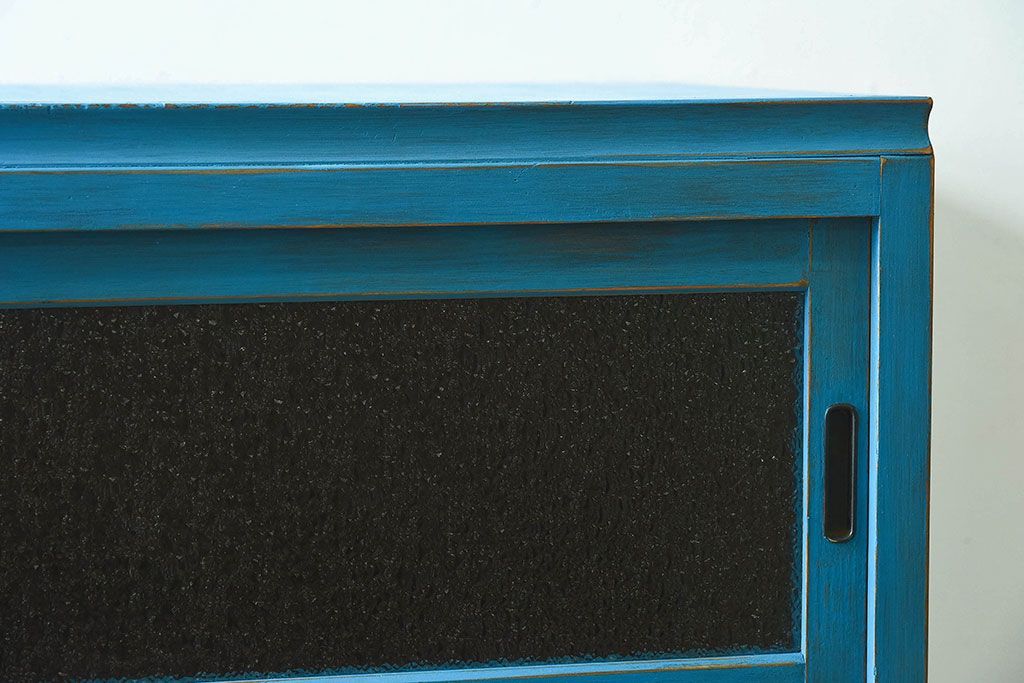 アンティーク家具　ダイヤガラス入り　マリンブルーが印象的な戸棚(キャビネット、食器棚)
