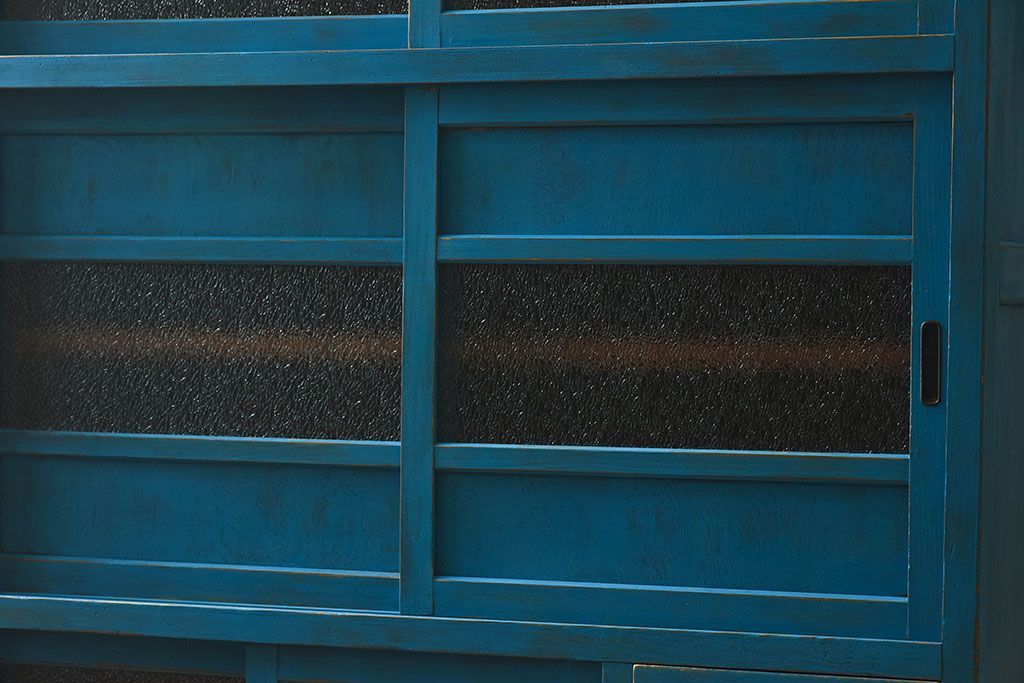 アンティーク家具　ダイヤガラス入り　マリンブルーが印象的な戸棚(キャビネット、食器棚)