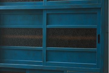 アンティーク家具　ダイヤガラス入り　マリンブルーが印象的な戸棚(キャビネット、食器棚)