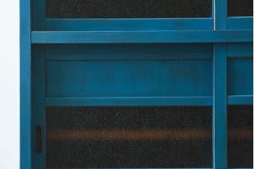 アンティーク家具　ダイヤガラス入り　マリンブルーが印象的な戸棚(キャビネット、食器棚)