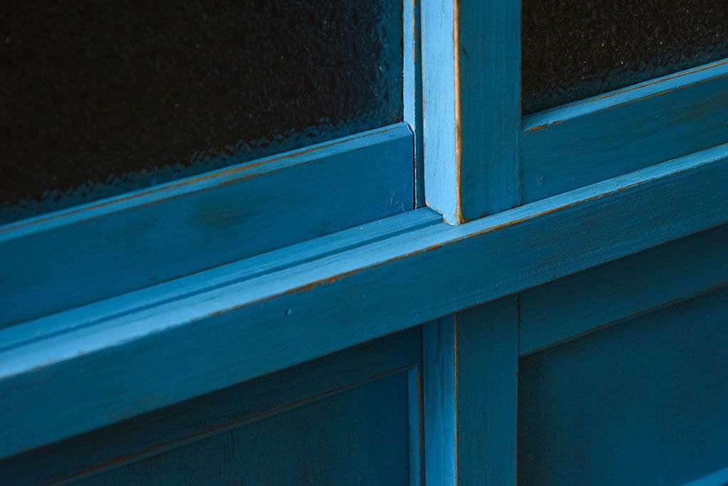 アンティーク家具　ダイヤガラス入り　マリンブルーが印象的な戸棚(キャビネット、食器棚)