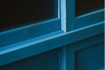 アンティーク家具　ダイヤガラス入り　マリンブルーが印象的な戸棚(キャビネット、食器棚)