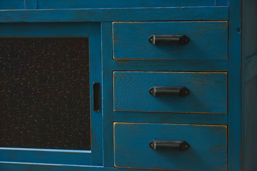 アンティーク家具　ダイヤガラス入り　マリンブルーが印象的な戸棚(キャビネット、食器棚)