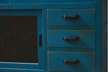 アンティーク家具　ダイヤガラス入り　マリンブルーが印象的な戸棚(キャビネット、食器棚)