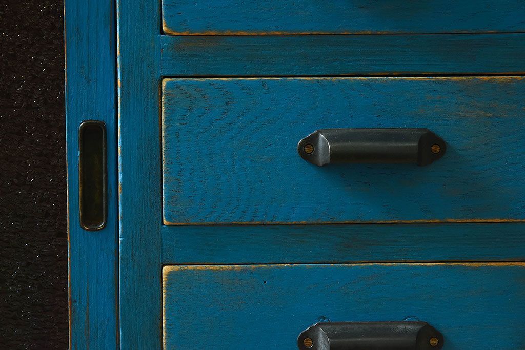 アンティーク家具　ダイヤガラス入り　マリンブルーが印象的な戸棚(キャビネット、食器棚)