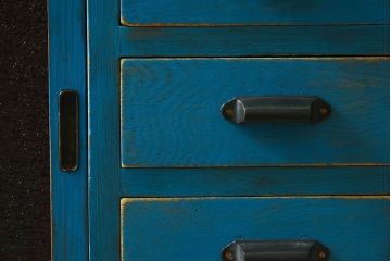 アンティーク家具　ダイヤガラス入り　マリンブルーが印象的な戸棚(キャビネット、食器棚)