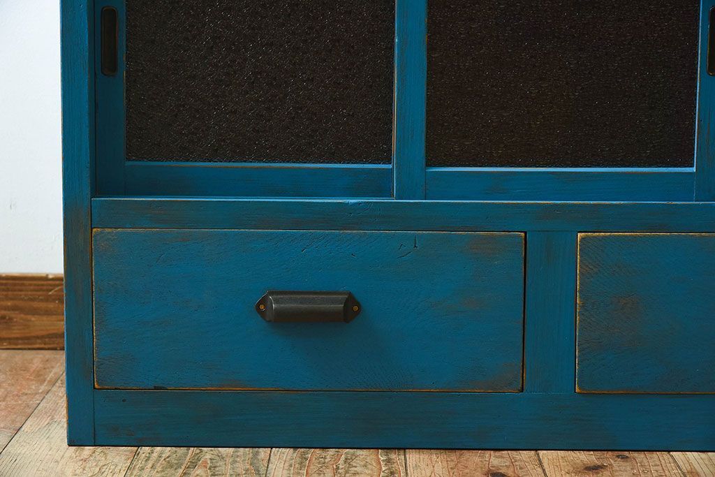 アンティーク家具　ダイヤガラス入り　マリンブルーが印象的な戸棚(キャビネット、食器棚)