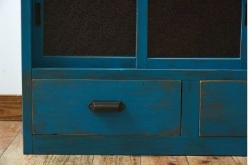 アンティーク家具　ダイヤガラス入り　マリンブルーが印象的な戸棚(キャビネット、食器棚)