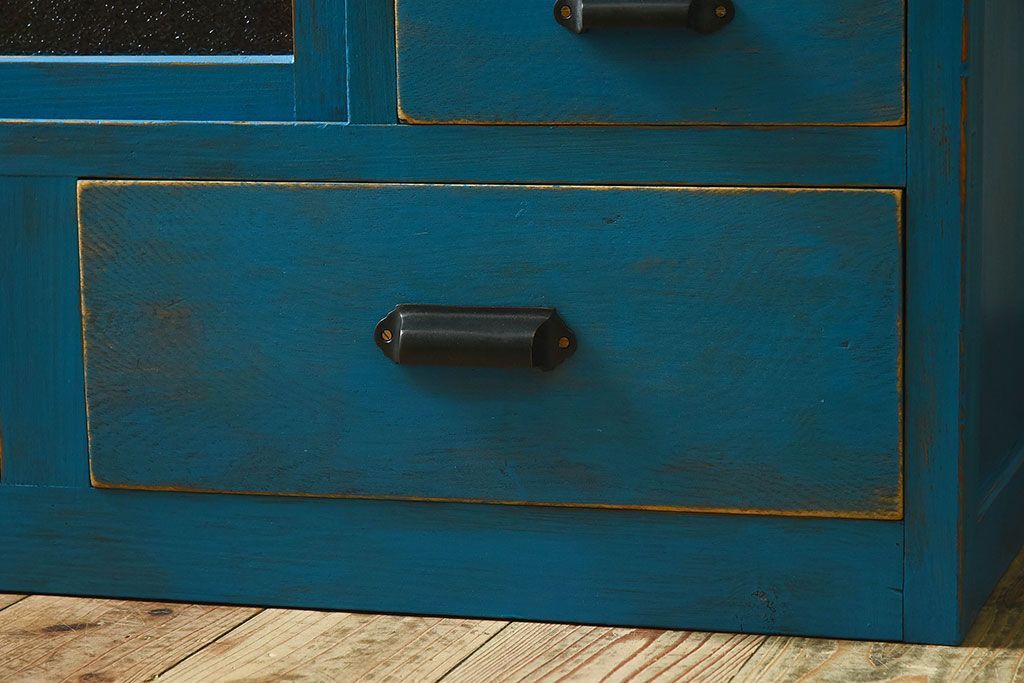 アンティーク家具　ダイヤガラス入り　マリンブルーが印象的な戸棚(キャビネット、食器棚)