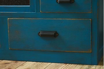 アンティーク家具　ダイヤガラス入り　マリンブルーが印象的な戸棚(キャビネット、食器棚)