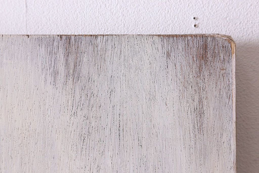 レトロ　丸いミラーがかわいらしい　シャビーな雰囲気漂うペイントドア(扉)