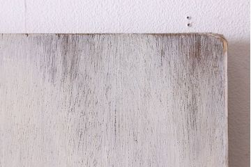 レトロ　丸いミラーがかわいらしい　シャビーな雰囲気漂うペイントドア(扉)