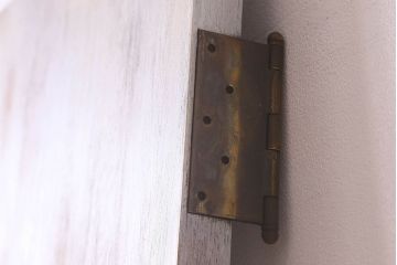 レトロ　丸いミラーがかわいらしい　シャビーな雰囲気漂うペイントドア(扉)