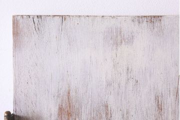 レトロ　丸いミラーがかわいらしい　シャビーな雰囲気漂うペイントドア(扉)