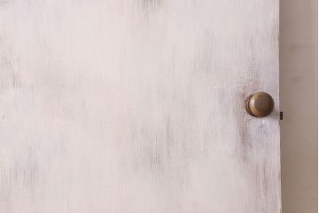 レトロ　丸いミラーがかわいらしい　シャビーな雰囲気漂うペイントドア(扉)