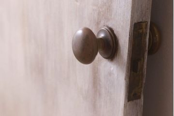 レトロ　丸いミラーがかわいらしい　シャビーな雰囲気漂うペイントドア(扉)