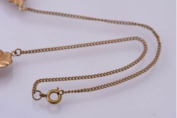 アンティーク雑貨　フランスビンテージ　フラワーモチーフのペンダント