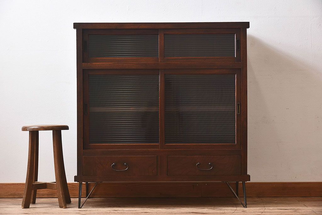 アンティーク家具　和製アンティーク　モールガラス入り!前面欅材使用　鉄脚付きの収納棚(戸棚・本箱・ブックケース)