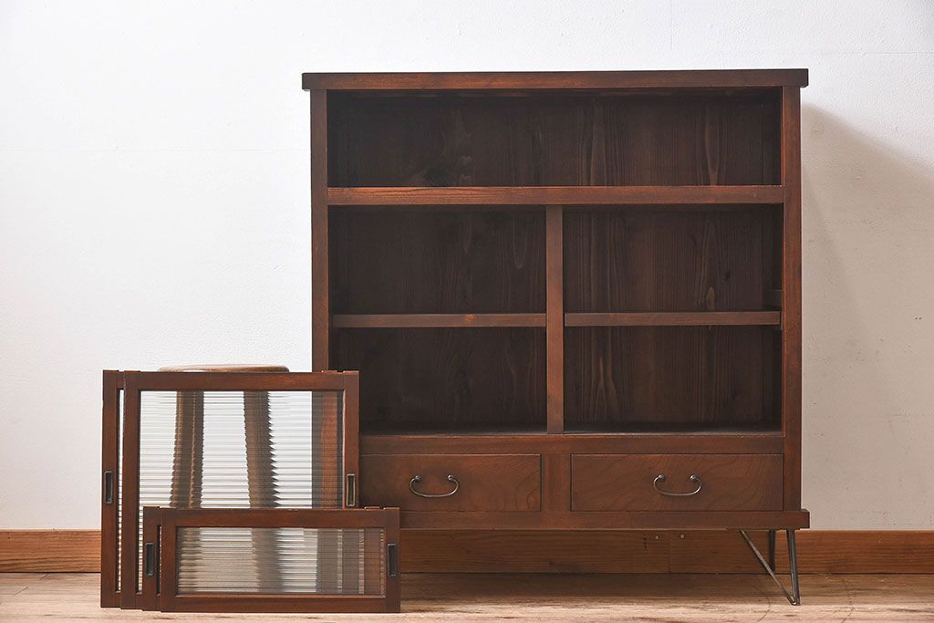 アンティーク家具　和製アンティーク　モールガラス入り!前面欅材使用　鉄脚付きの収納棚(戸棚・本箱・ブックケース)