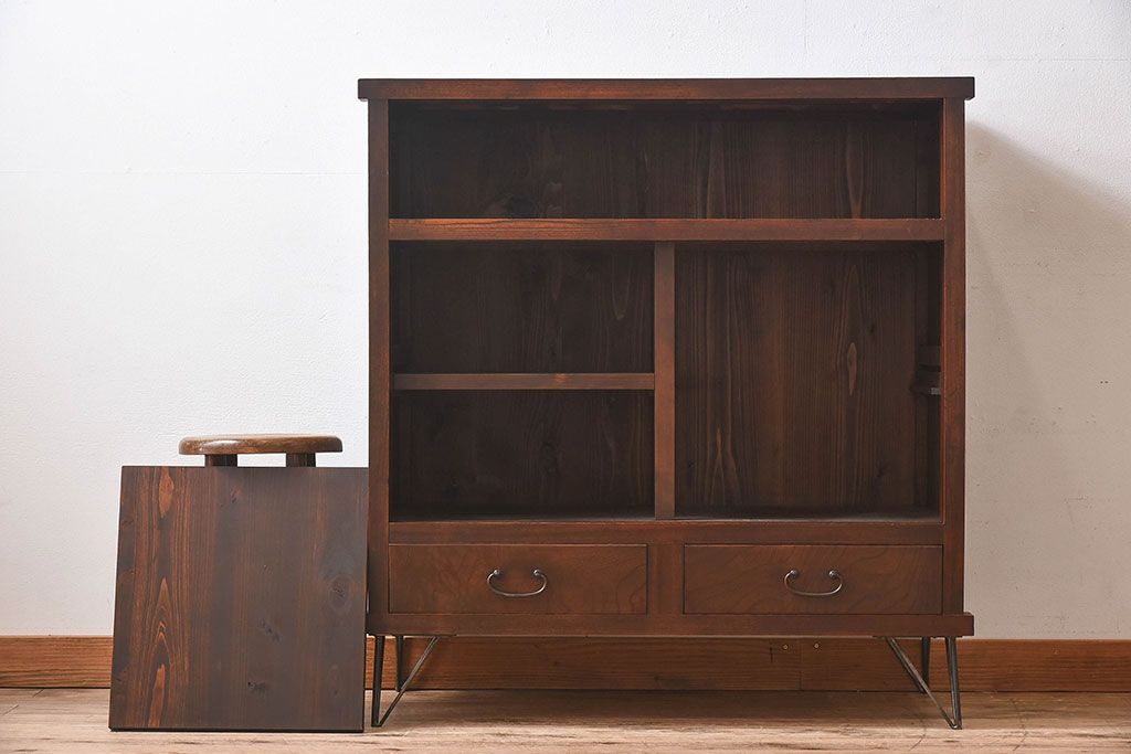 アンティーク家具　和製アンティーク　モールガラス入り!前面欅材使用　鉄脚付きの収納棚(戸棚・本箱・ブックケース)