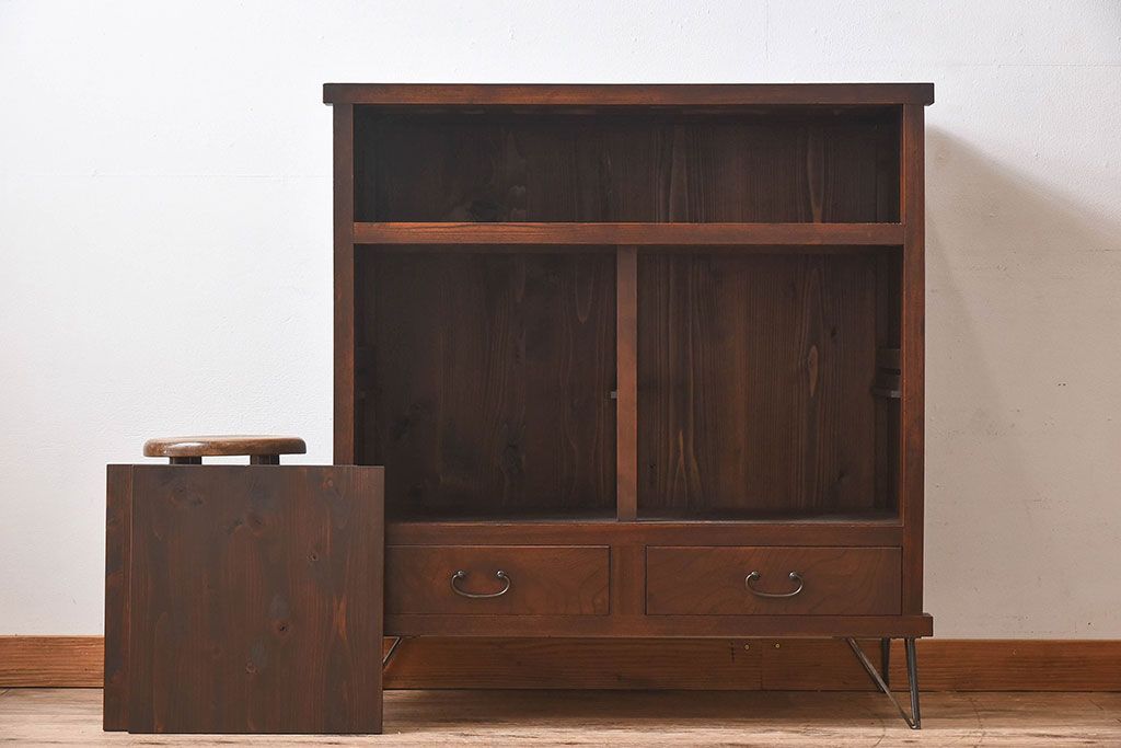 アンティーク家具　和製アンティーク　モールガラス入り!前面欅材使用　鉄脚付きの収納棚(戸棚・本箱・ブックケース)