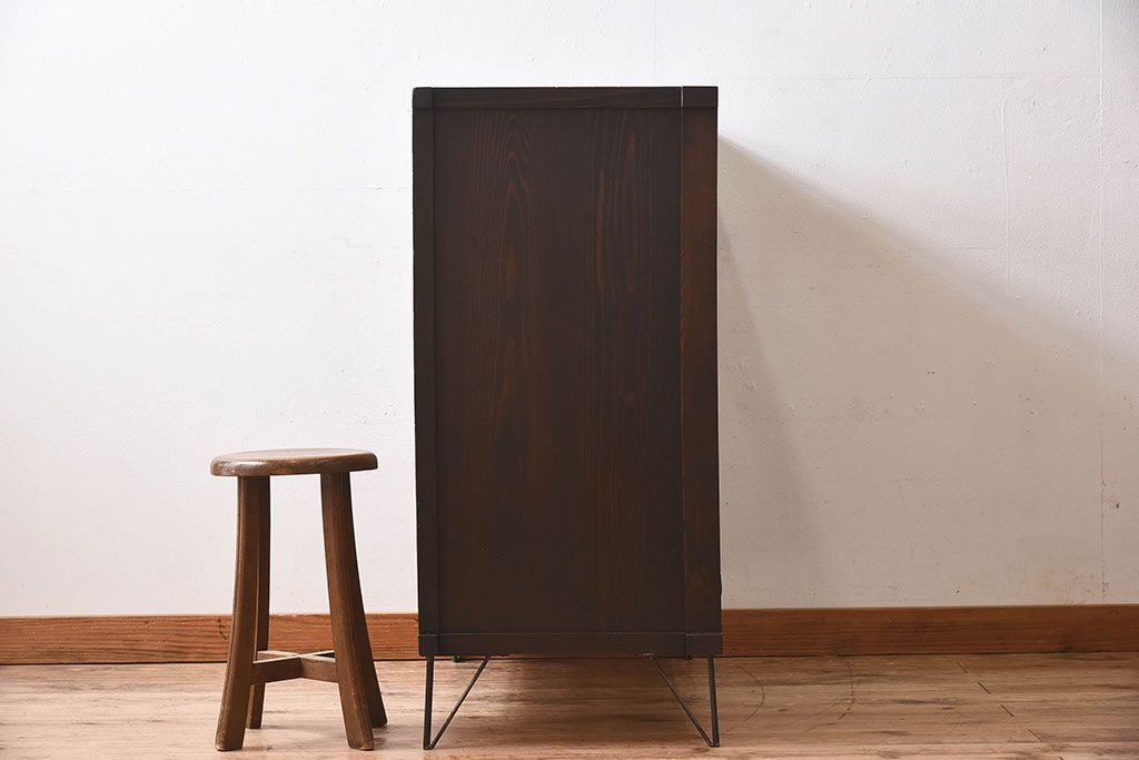 アンティーク家具　和製アンティーク　モールガラス入り!前面欅材使用　鉄脚付きの収納棚(戸棚・本箱・ブックケース)