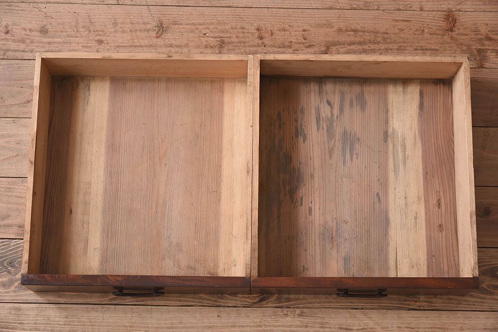 アンティーク家具　和製アンティーク　モールガラス入り!前面欅材使用　鉄脚付きの収納棚(戸棚・本箱・ブックケース)