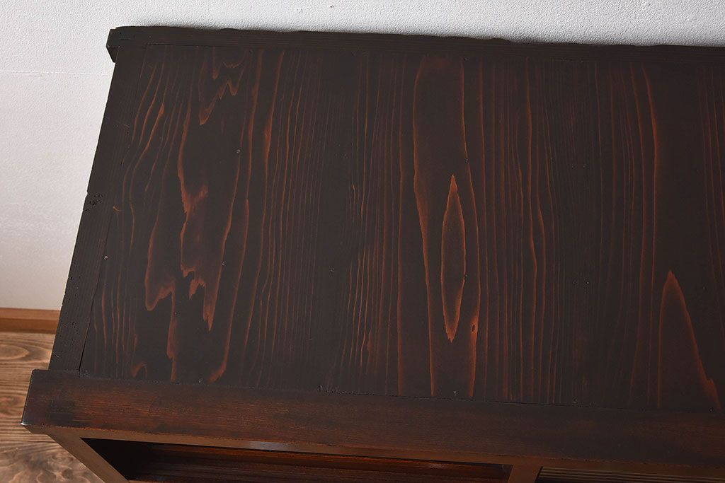 アンティーク家具　和製アンティーク　モールガラス入り!前面欅材使用　鉄脚付きの収納棚(戸棚・本箱・ブックケース)