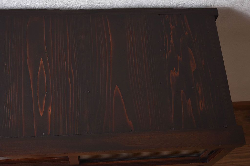 アンティーク家具　和製アンティーク　モールガラス入り!前面欅材使用　鉄脚付きの収納棚(戸棚・本箱・ブックケース)