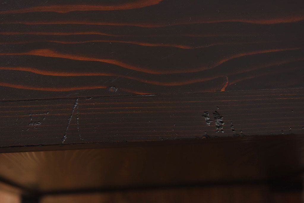 アンティーク家具　和製アンティーク　モールガラス入り!前面欅材使用　鉄脚付きの収納棚(戸棚・本箱・ブックケース)