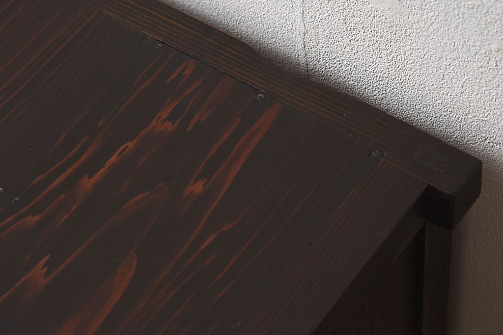 アンティーク家具　和製アンティーク　モールガラス入り!前面欅材使用　鉄脚付きの収納棚(戸棚・本箱・ブックケース)