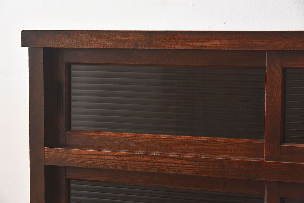 アンティーク家具　和製アンティーク　モールガラス入り!前面欅材使用　鉄脚付きの収納棚(戸棚・本箱・ブックケース)