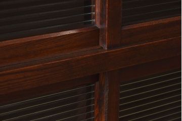 アンティーク家具　和製アンティーク　モールガラス入り!前面欅材使用　鉄脚付きの収納棚(戸棚・本箱・ブックケース)