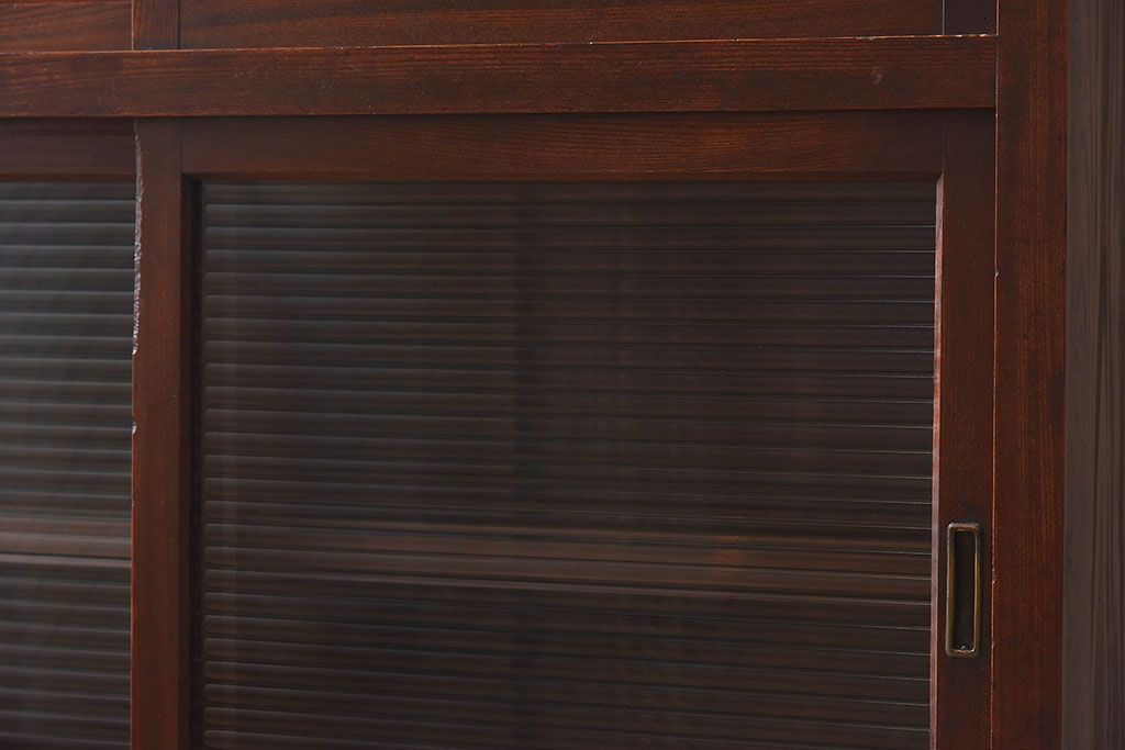 アンティーク家具　和製アンティーク　モールガラス入り!前面欅材使用　鉄脚付きの収納棚(戸棚・本箱・ブックケース)