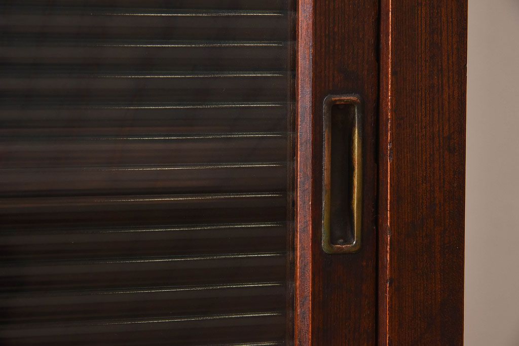 アンティーク家具　和製アンティーク　モールガラス入り!前面欅材使用　鉄脚付きの収納棚(戸棚・本箱・ブックケース)