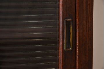 アンティーク家具　和製アンティーク　モールガラス入り!前面欅材使用　鉄脚付きの収納棚(戸棚・本箱・ブックケース)