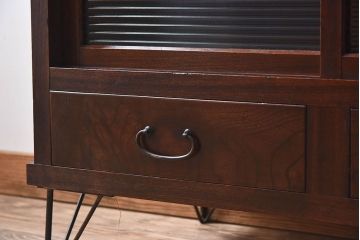 アンティーク家具　和製アンティーク　モールガラス入り!前面欅材使用　鉄脚付きの収納棚(戸棚・本箱・ブックケース)