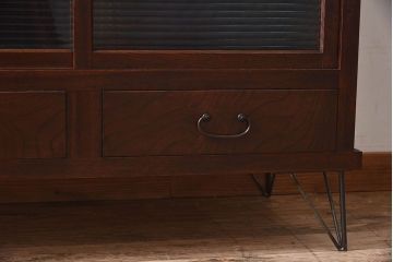 アンティーク家具　和製アンティーク　モールガラス入り!前面欅材使用　鉄脚付きの収納棚(戸棚・本箱・ブックケース)