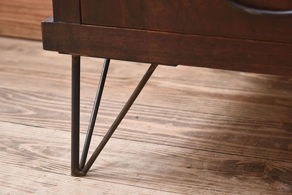 アンティーク家具　和製アンティーク　モールガラス入り!前面欅材使用　鉄脚付きの収納棚(戸棚・本箱・ブックケース)