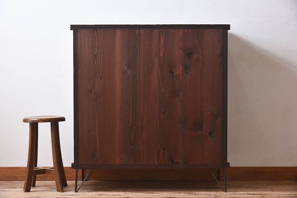 アンティーク家具　和製アンティーク　モールガラス入り!前面欅材使用　鉄脚付きの収納棚(戸棚・本箱・ブックケース)