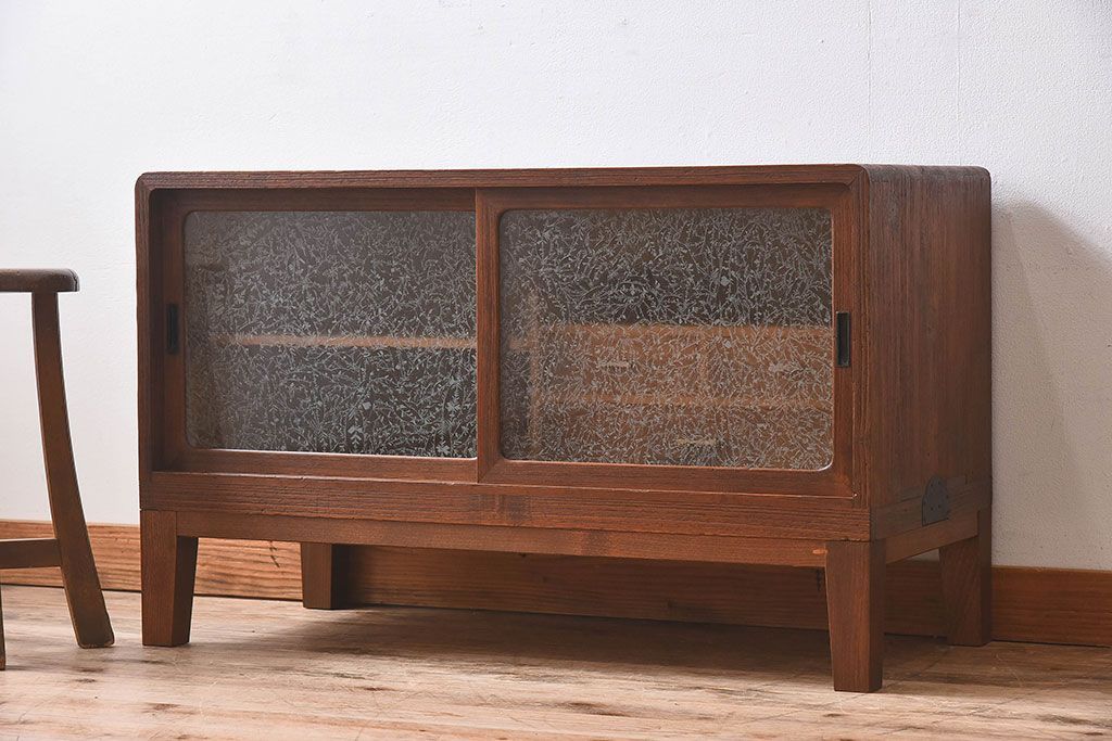 レトロ家具　総桐材　葉ガラス入り　脚付き　昭和レトロのローボード(収納棚・本箱・ブックケース)