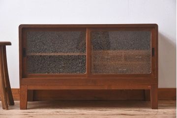 レトロ家具　総桐材　葉ガラス入り　脚付き　昭和レトロのローボード(収納棚・本箱・ブックケース)