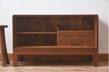 レトロ家具　総桐材　葉ガラス入り　脚付き　昭和レトロのローボード(収納棚・本箱・ブックケース)