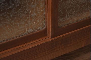 レトロ家具　総桐材　葉ガラス入り　脚付き　昭和レトロのローボード(収納棚・本箱・ブックケース)