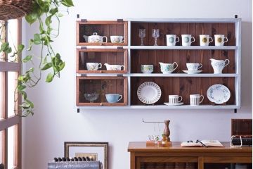 ペイント家具　クリアガラスのパタパタ扉付き!ウォールラック(壁掛け飾り棚、収納棚、戸棚、食器棚)