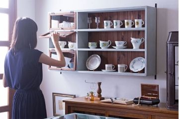 ペイント家具　クリアガラスのパタパタ扉付き!ウォールラック(壁掛け飾り棚、収納棚、食器棚)