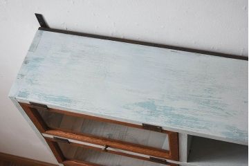 ペイント家具　クリアガラスのパタパタ扉付き!ウォールラック(壁掛け飾り棚、収納棚、食器棚)