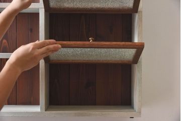 ペイント家具　ダイヤガラスのパタパタ扉付き!ウォールラック(壁掛け飾り棚、収納棚、戸棚、食器棚)
